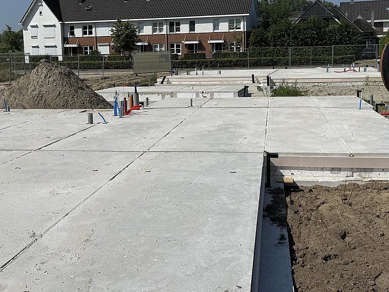 Gelegde begane grondvloer op de fundering, klaar voor de ruwbouw