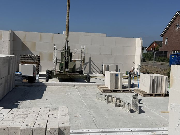 Gelegde begane grondvloer met randbekisting en de lijmkraan erop