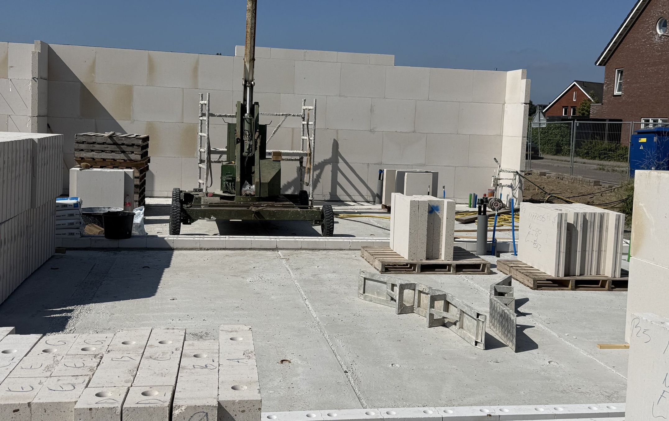Gelijmde kalkzandsteenwand met de lijmkraan op een afgewerkte begane grondvloer