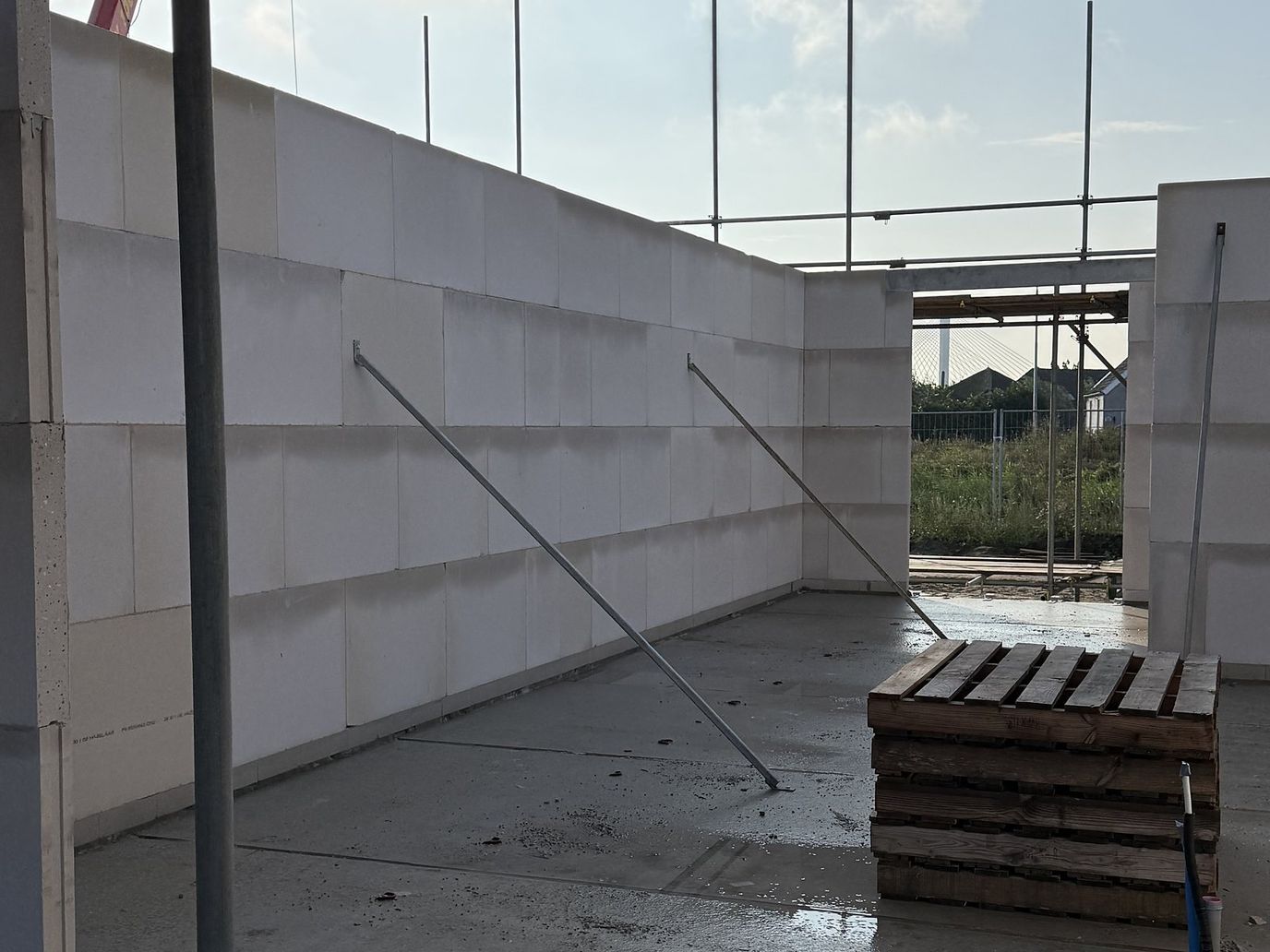 Kalkzandsteen lijmwanden afgeschoord, pallets netjes opgeruimd