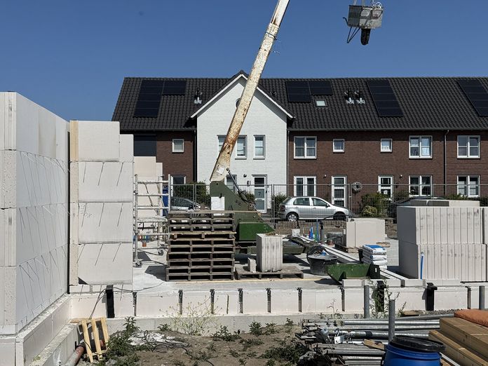 Kalkzandsteen wanden met netjes gestapelde elementen op de vloer