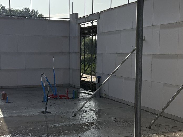 Kalkzandsteen lijmwanden afgeschoord op een nieuwbouwvloer