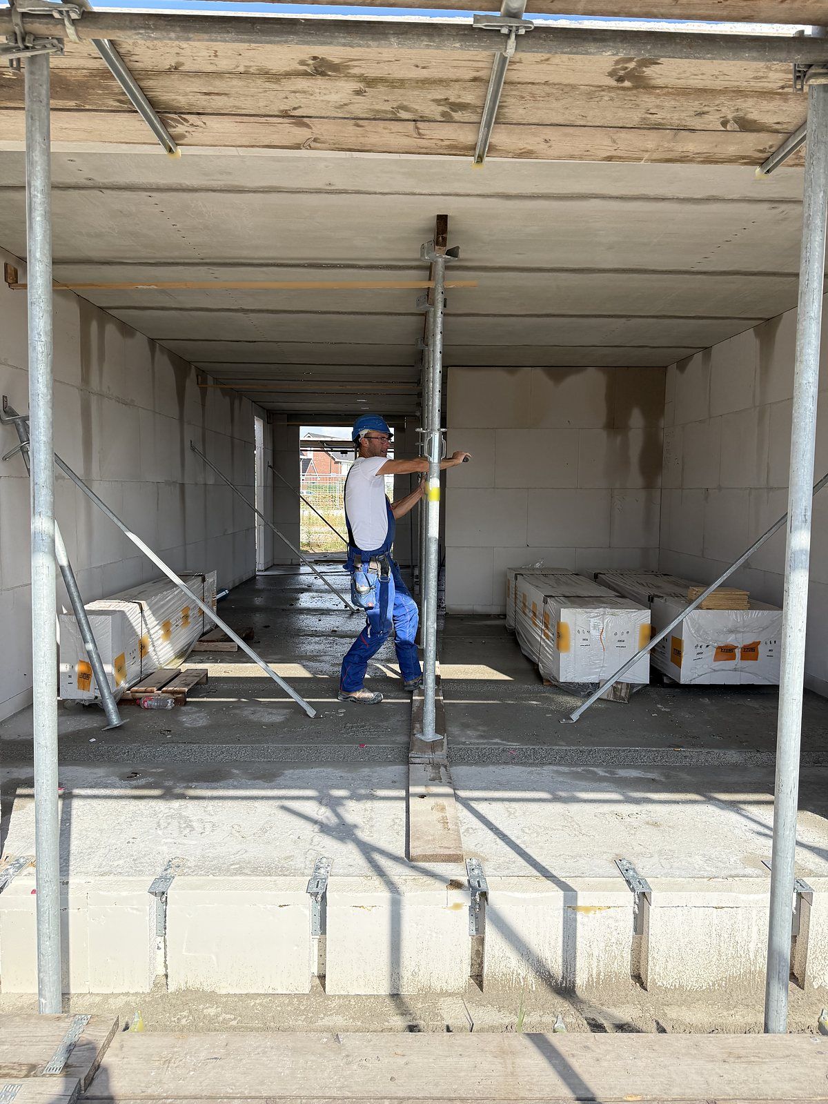 Werkzaamheden aan de onderstempeling onder een gelegde vloer